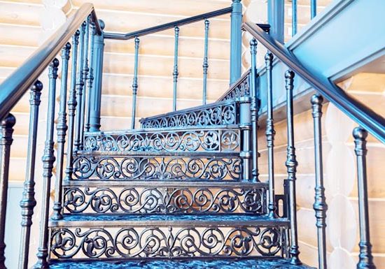 cau-thang-kim-loai-cho-khong-gian-nha-pho