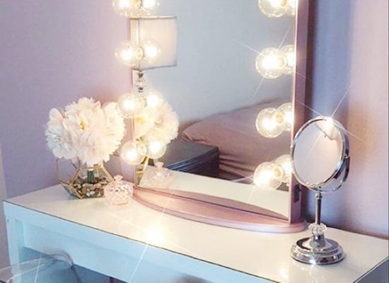 lap-den-trang-tri-tai-ban-trang-diem