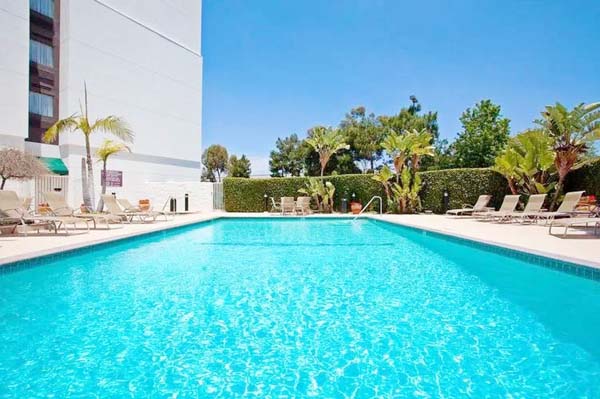 Thiet-ke-thi-cong-be-boi-the-thao