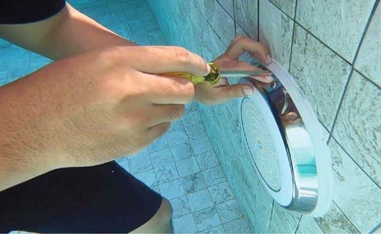 Co-dinh-den-treo-tuong-duoi-nuoc