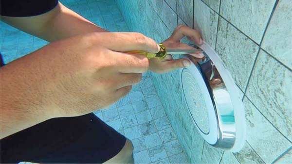 Co-dinh-den-treo-tuong-duoi-nuoc